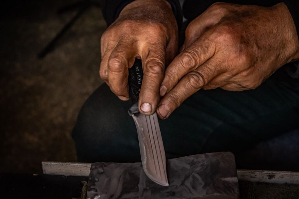 What grit whetstone for kitchen knives: hands sharpening a knife