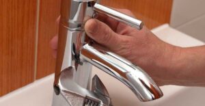 how to fix a loose kitchen faucet