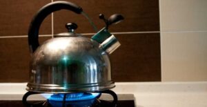 how to make tea in a pot on the stove